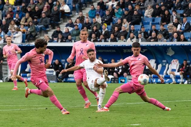 Tor zum 3:1 durch Stefan Schimmer (FC Heidenheim, 09), re. Albian Hajdari (TSG 1899 Hoffenheim, 21) re. Leon Avdullahu (TSG 1899 Hoffenheim, 07) GER, TSG 1899 Hoffenheim vs. 1. FC Heidenheim, Fussball, Herren, 1. Bundesliga, 8. Spieltag, Spielzeit 2025 2026, 25.10.2025, DFL DFB REGULATIONS PROHIBIT ANY USE OF PHOTOGRAPHS AS IMAGE SEQUENCES AND OR QUASI-VIDEO, GER, TSG 1899 Hoffenheim vs. 1. FC Heidenheim, Fussball, Herren, 1. Bundesliga, 8. Spieltag, Spielzeit 2025 2026, 25.10.2025 Sinsheim Copyright: xEibner-Pressefoto WolfgangxFrankx EP_WFK