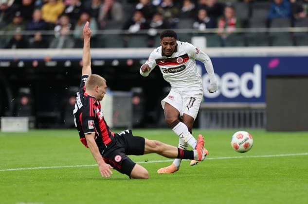 25.10.2025, Fussball Bundesliga, Eintracht Frankfurt - FC St. Pauli, v.l., Rasmus Kristensen (Eintracht Frankfurt), Oladapo Afolayan (FC St. Pauli) DFL DFB REGULATIONS PROHIBIT ANY USE OF PHOTOGRAPHS AS IMAGE SEQUENCES AND OR QUASI-VIDEO. xdcx Copyright: HMBxMedia Claus