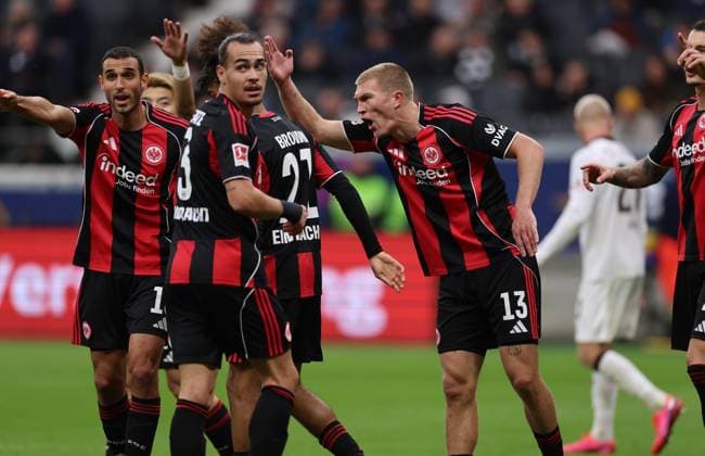 25.10.2025, Fussball Bundesliga, Eintracht Frankfurt - FC St. Pauli, v.l., Rasmus Kristensen (Eintracht Frankfurt) gibt Anweisungen, gestikuliert, mit den Armen gestikulieren gives instructions, gesticulate DFL DFB REGULATIONS PROHIBIT ANY USE OF PHOTOGRAPHS AS IMAGE SEQUENCES AND OR QUASI-VIDEO. xdcx Copyright: HMBxMedia Claus