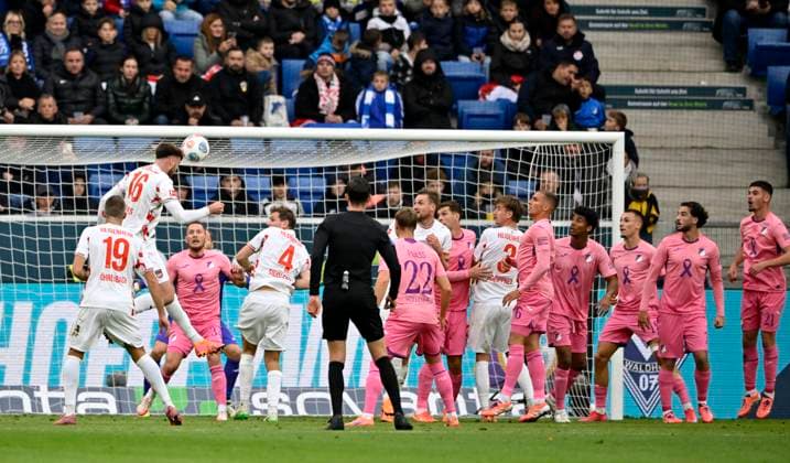 Strafraumszene, Torraumszene Julian Niehues 1. FC Heidenheim 1846 FCH (16) Kopfballduell Zweikampf Aktion TSG 1899 Hoffenheim vs 1. FC Heidenheim 1846 FCH 25.10.2025 DFL REGULATIONS PROHIBIT ANY USE OF PHOTOGRAPHS AS IMAGE SEQUENCES AND OR QUASI-VIDEO TSG 1899 Hoffenheim vs 1. FC Heidenheim 1846 FCH