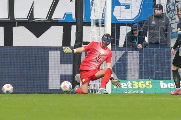 25.10.2025, xtgx, Fussball - 1.Bundesliga, Hamburger SV - VfL Wolfsburg emspor, v.l. Kamil Grabra (Wolfsburg, 1) Parade, haelt den Ball, faengt den Ball, pariert (DFL DFB REGULATIONS PROHIBIT ANY USE OF PHOTOGRAPHS as IMAGE SEQUENCES and or QUASI-VIDEO) Hamburg