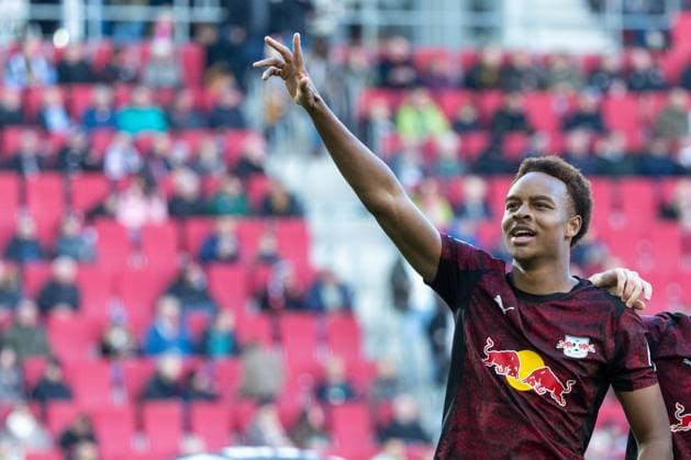 Torjubel, jubelt nach seinem Treffer zum 0:5 von Assan Ouedraogo (RB Leipzig), FC Augsburg vs. RB Leipzig, Fussball, 1. Bundesliga, 8. Spieltag, 25.10.2025 DFB regulations prohibit any use of photographs as image sequences and or quasi-video