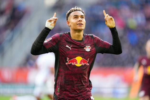 Antonio Nusa 7 (RB Leipzig) zum 0:3, FC Augsburg vs. RB Leipzig, Fussball, 1. Bundesliga, 8. Spieltag, 25.10.2025 DFB regulations prohibit any use of photographs as image sequences and or quasi-video Augsburg Bayern Deutschland