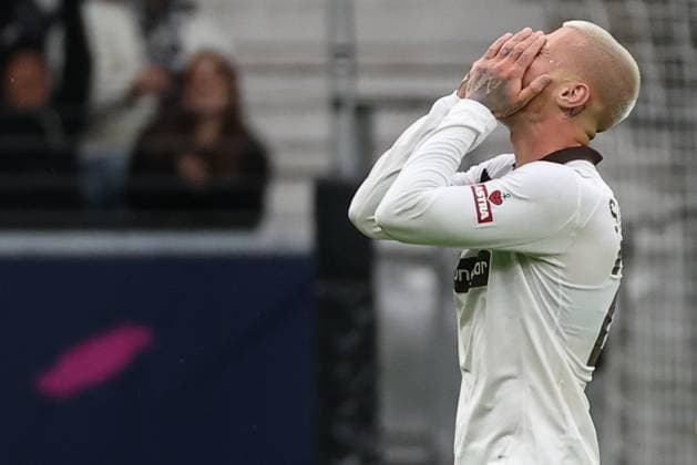 Fußball 1. Bundesliga - Eintracht Frankfurt - FC St. Pauli am 25.10.2025 im Deutsche Bank Park in Frankfurt Louis Oppie (St. Pauli 23) unzufrieden, enttäuscht, enttaeuscht, niedergeschlagen.