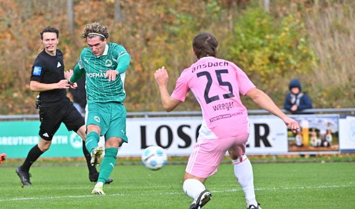 25.10.2025 - Fussball - Saison 2025 2026 - Regionalliga Bayern - 15. Spieltag: SpVgg Greuther Fürth Fuerth II U23 ( Kleeblatt ) - SpVgg Ansbach - Mezi - xmexzix - Juan Ignacio Cabrera Ros (15, SpVgg Greuther Fürth II ) erzielt Treffer Tor Torschuß zum 2:0