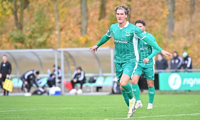 25.10.2025 - Fussball - Saison 2025 2026 - Regionalliga Bayern - 15. Spieltag: SpVgg Greuther Fürth Fuerth II U23 ( Kleeblatt ) - SpVgg Ansbach - Mezi - xmexzix - Torjubel Jubel Freude nach Teamkreis Mannschaft Team zum 2:0 durch Juan Ignacio Cabrera Ros (15, SpVgg Greuther Fürth II )
