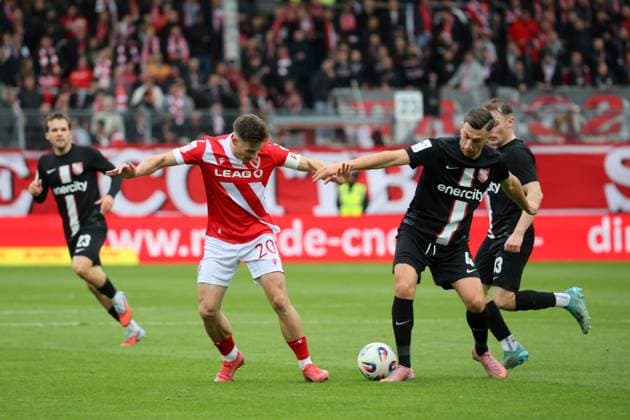 20 Axel Borgmann (Energie Cottbus, l.) im Duell mit 4 Besfort Kolgeci (Havelse) Fussball 3. Liga 2025 2026 FC Energie Cottbus - TSV Havelse