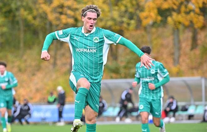 25.10.2025 - Fussball - Saison 2025 2026 - Regionalliga Bayern - 15. Spieltag: SpVgg Greuther Fürth Fuerth II U23 ( Kleeblatt ) - SpVgg Ansbach - Mezi - xmexzix - Torjubel Jubel Freude nach Teamkreis Mannschaft Team zum 2:0 durch Juan Ignacio Cabrera Ros (15, SpVgg Greuther Fürth II )