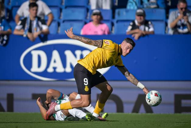 Roberto Fernandez (RCD Espanyol) controls the ball during a La Liga EA Sports match between RCD Espanyol and Elche CF at Stage Front Stadium in Barcelona, , Spain, on October 25 2025. Photo by Felipe Mondino Copyright: x@FELIPExMONDINOx