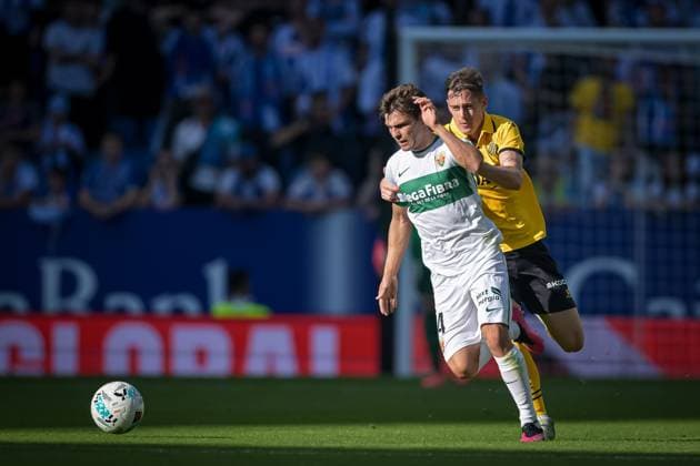 Aleix Febas (Elche CF) and Ruben Sanchez (RCD Espanyol) battle for the ball during a La Liga EA Sports match between RCD Espanyol and Elche CF at Stage Front Stadium in Barcelona, , Spain, on October 25 2025. Photo by Felipe Mondino Copyright: x@FELIPExMONDINOx