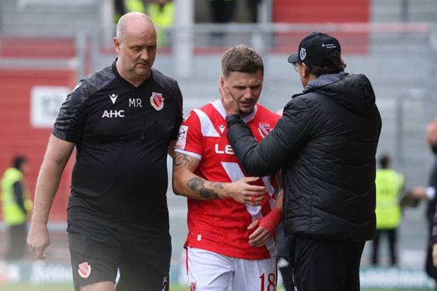 18 Erik Engelhardt (Energie Cottbus, M.) wird von Trainer Claus-Dieter Wollitz (Energie Cottbus) gelobt Fussball 3. Liga 2025 2026 FC Energie Cottbus - TSV Havelse