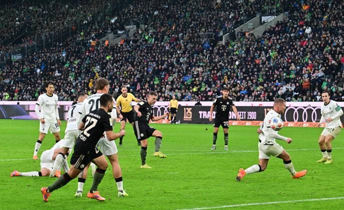 25.10.2025; Moenchengladbach; Fussball, Herren, Saison 2025 2026, Borussia Moenchengladbach vs. Bayern Muenchen Tor zum 0-1; Joshua Kimmich (Bayern, Mitte) zieht ab und trifft zum 0-1 DFL regulations prohibit any use of photographs as image sequences and or quasi-video. Borussia-Park NRW Deutschland