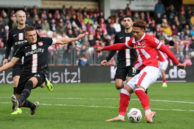 31 Justin Butler (Energie Cottbus, r.) beim Torschuss Fussball 3. Liga 2025 2026 FC Energie Cottbus - TSV Havelse
