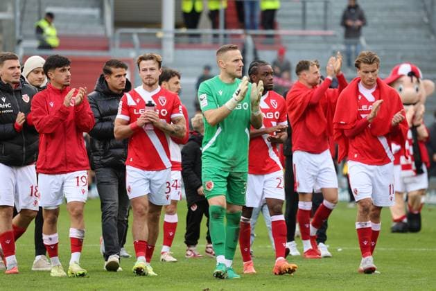 Energie feiert den Sieg. Fussball 3. Liga 2025 2026 FC Energie Cottbus - TSV Havelse