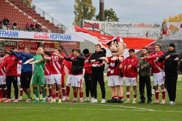 Energie feiert den Sieg. Fussball 3. Liga 2025 2026 FC Energie Cottbus - TSV Havelse
