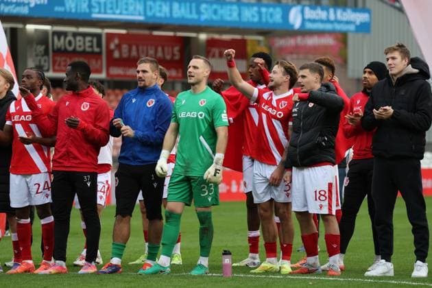 Energie feiert den Sieg. Fussball 3. Liga 2025 2026 FC Energie Cottbus - TSV Havelse