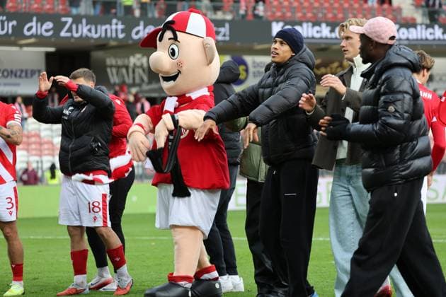 Energie feiert den Sieg. Fussball 3. Liga 2025 2026 FC Energie Cottbus - TSV Havelse