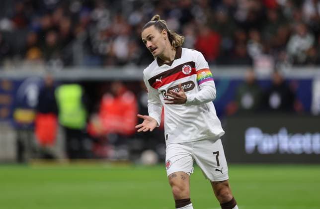 25.10.2025, Fussball Bundesliga, Eintracht Frankfurt - FC St. Pauli, v.l., Jackson Irvine (FC St. Pauli) enttaeuscht, enttaeuscht schauend, dissapointed, traurig, frustiert, frust, gefrustet DFL DFB REGULATIONS PROHIBIT ANY USE OF PHOTOGRAPHS AS IMAGE SEQUENCES AND OR QUASI-VIDEO. xdcx Copyright: HMBxMedia Claus