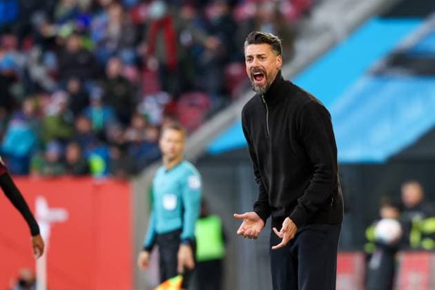 Chef-Trainer Sandro Wagner (FC Augsburg), FC Augsburg vs. RB Leipzig, Fussball, 1. Bundesliga, 8. Spieltag, 25.10.2025 DFB regulations prohibit any use of photographs as image sequences and or quasi-video Augsburg Bayern Deutschland