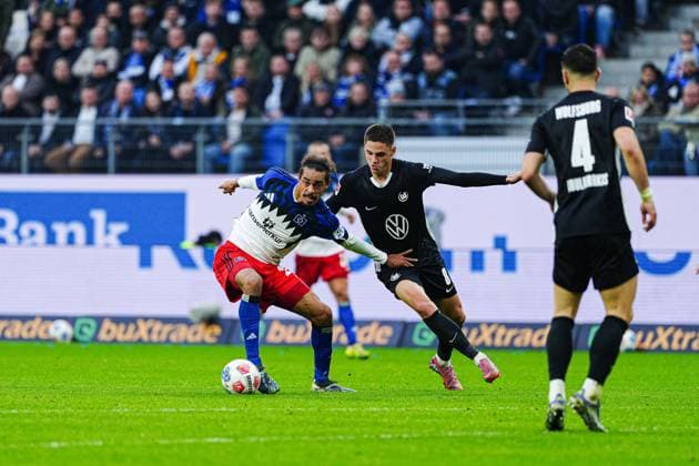 Yussuf Poulsen (Hamburger SV, 15), Bence Dardai (VfL Wolfsburg, 08) GER, Hamburger SV vs. VfL Wolfsburg, Fussball, 1. Bundesliga, Spieltag 8, Saison 2025 2026, 25.10.2025 DFL REGULATIONS PROHIBIT ANY USE OF PHOTOGRAPHS AS IMAGE SEQUENCES AND OR QUASI-VIDEO GER, Hamburger SV vs. VfL Wolfsburg, Fussball, 1. Bundesliga, Spieltag 8, Saison 2025 2026, 25.10.2025 Hamburg Copyright: xEibner-Pressefoto MarcelxvonxFehrnx EP_MFN