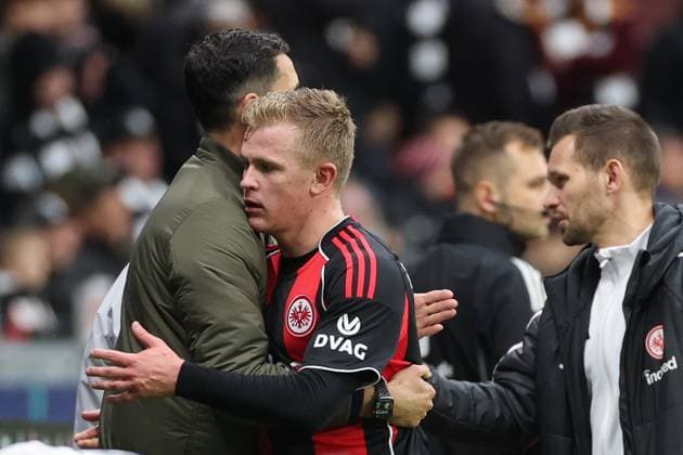 Fußball 1. Bundesliga - Eintracht Frankfurt - FC St. Pauli am 25.10.2025 im Deutsche Bank Park in Frankfurt Trainer Dino Toppmöller Toppmoeller Toppmoller (Frankfurt) umarmt Jonathan Jonny Burkardt (Frankfurt 9)
