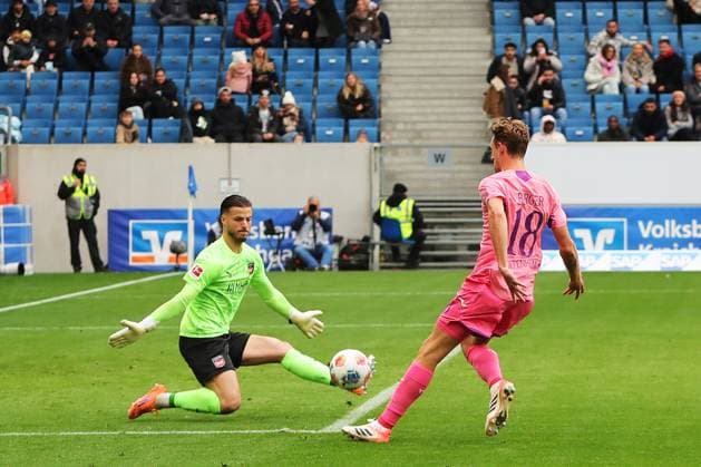 25.10.2025, xtvx, Fussball 1.Bundesliga, TSG 1899 Hoffenheim - 1.FC Heidenheim v.l. Torschuss, has a shot on goal Torwart Diant Ramaj (1. FC Heidenheim) Wouter Burger (TSG 1899 Hoffenheim) (DFL DFB REGULATIONS PROHIBIT ANY USE OF PHOTOGRAPHS as IMAGE SEQUENCES and or QUASI-VIDEO) Sinsheim