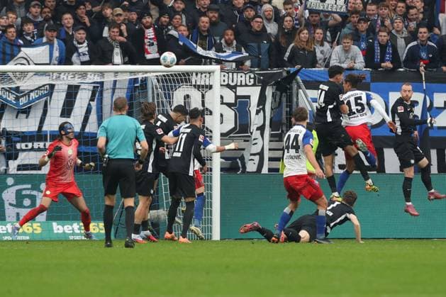 25.10.2025, xtgx, Fussball - 1.Bundesliga, Hamburger SV - VfL Wolfsburg emspor, v.l. Yussuf Poulsen (HSV, 15) mit dem Kopfball (DFL DFB REGULATIONS PROHIBIT ANY USE OF PHOTOGRAPHS as IMAGE SEQUENCES and or QUASI-VIDEO) Hamburg