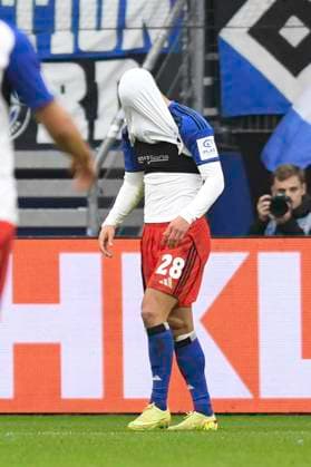 GER; 1. FBL,, Hamburger SV vs VfL Wolfsburg 25.10.2025, Volksparkstadion, Hamburg, GER; 1. FBL, Hamburger SV vs VfL Wolfsburg im Bild Miro Muheim (Hamburg 28) zieht sich nach einem verschossenen Torschuss das Trikot ueber den Kopf