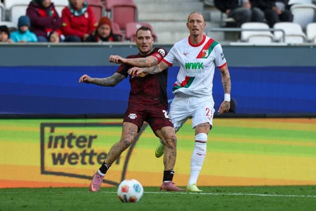 im Zweikampf, Aktion, mit David Raum 22 (RB Leipzig), Marius Wolf 27 (FC Augsburg), FC Augsburg vs. RB Leipzig, Fussball, 1. Bundesliga, 8. Spieltag, 25.10.2025 DFB regulations prohibit any use of photographs as image sequences and or quasi-video Augsburg Bayern Deutschland