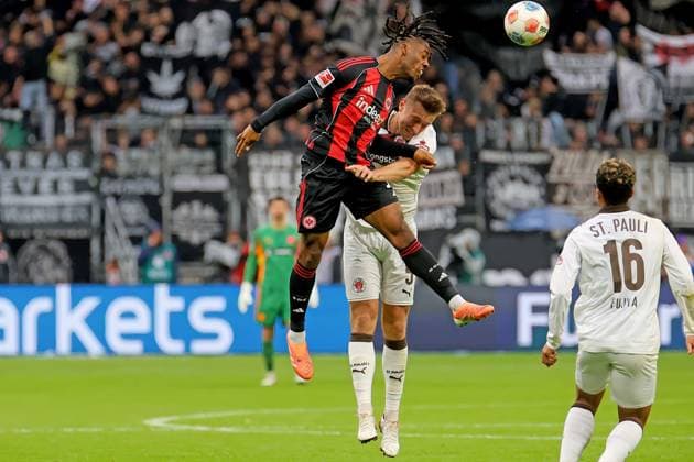 Frankfurt, Deutschland 25. Oktober 2025: 1. BL - 2025 2026 - Eintracht Frankfurt vs. FC St. Pauli Im Bild: v. li. im Zweikampf Elye Wahi (Frankfurt) gegen Hauke Wahl (St. Pauli). DFL regulations prohibit any use of photographs as image sequences and or quasi-video Deutsche Bank Park Hessen Copyright: xFotostandx xRacochax