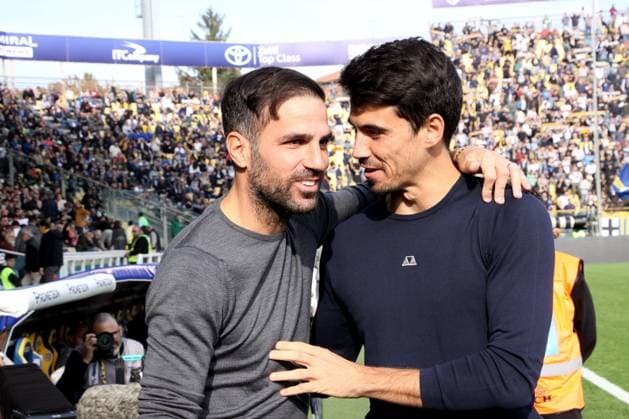 Foto IPP Albano Angilletta Parma 25 10 2025 Calcio Campionato di serie A 2025 2026 Parma - Como nella foto: il salutoo tra i due allenatori Cesc Fabregas allenatore del Como e Carlos Cuesta allenatore del Parma Italy Photo Press World Copyright italy ITALY  Copyright: xR4924_italyphotopressx