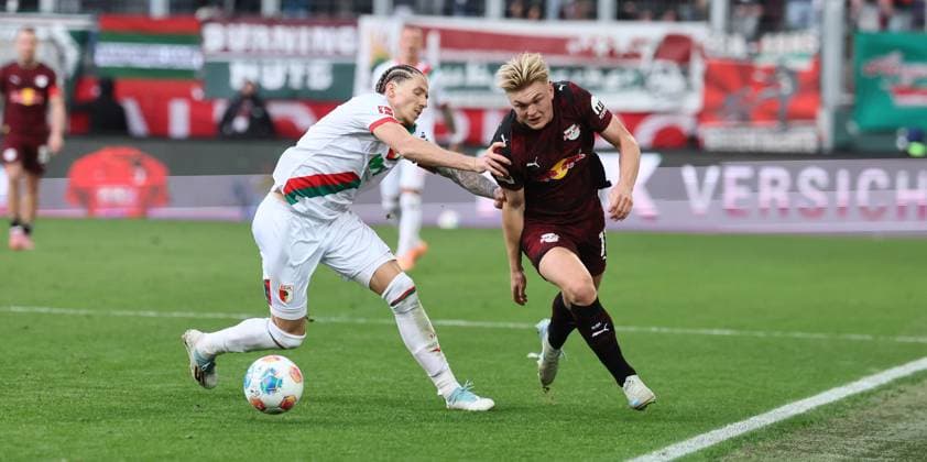 Augsburg - RB Leipzig Bundesliga Augsburg, 25.10.2025, WWK Arena, Fußball, 1.Bundesliga, 8.Spieltag , FC Augsburg vs. RB Leipzig , Im Bild von links: Kristijan Jakic ( 17,Augsburg), Conrad Harder ( 11, RBL). , Nur zur redaktionellen Nutzung. Only editorial use. , DFL DFB regulations prohibit any use of photographs as image sequences and or quasi-video. ,