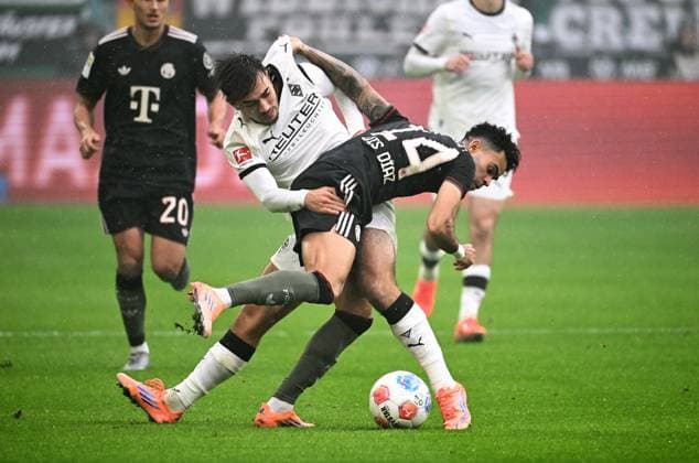 Fussball, Bundesliga, Deutschland, Herren, Saison 2025 2026, 1. Spieltag, Borussia Park Mönchengladbach, Bor. Mönchengladbach - FC Bayern München; Luis Diaz (FCB), Jens Castrop (BMG). Aktion