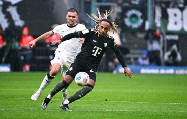 Fussball, Bundesliga, Deutschland, Herren, Saison 2025 2026, 1. Spieltag, Borussia Park Mönchengladbach, Bor. Mönchengladbach - FC Bayern München; Sacha Boey (FCB), Kevin Stöger (BMG). Aktion