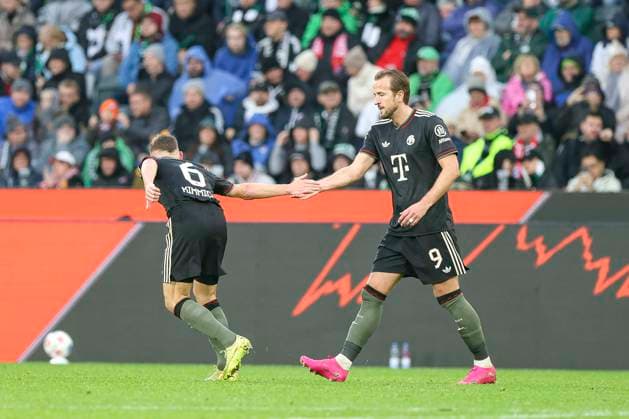 Mönchengladbach, Deutschland, 25.10.25: Joshua Kimmich (FC Bayern München) Torjubel, jubelt nach seinem Treffer zum 0:1 mit Harry Kane (FC Bayern München) waehrend des Spiels der Bundesliga zwischen Borussia Mönchengladbach vs FC Bayern München im Stadion im Borussia Park Mönchengladbach Stadion im Borussia Park North Rhine-Westphalia Germany Copyright: xBrauer-Fotoagenturx xAdrianxSchlx
