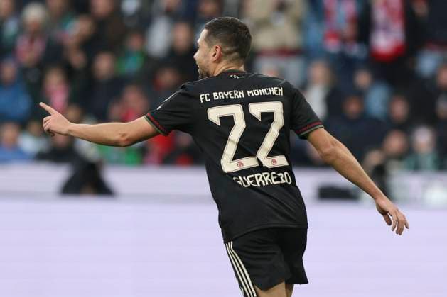 Mönchengladbach, Deutschland, 25.10.25: Raphael Guerreiro (FC Bayern München) Torjubel, jubelt nach seinem Treffer zum 0:2 waehrend des Spiels der Bundesliga zwischen Borussia Mönchengladbach vs FC Bayern München im Stadion im Borussia Park Mönchengladbach Stadion im Borussia Park North Rhine-Westphalia Germany Copyright: xBrauer-Fotoagenturx xAdrianxSchlx