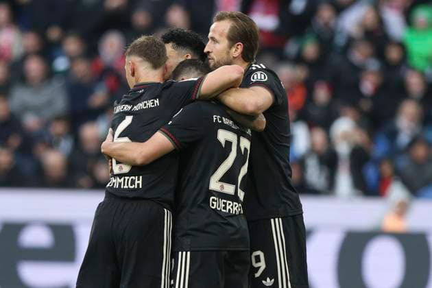 Mönchengladbach, Deutschland, 25.10.25: Raphael Guerreiro (FC Bayern München) Torjubel, jubelt mit seiner Mannschaft nach dem Treffer zum 0:2 waehrend des Spiels der Bundesliga zwischen Borussia Mönchengladbach vs FC Bayern München im Stadion im Borussia Park Mönchengladbach Stadion im Borussia Park North Rhine-Westphalia Germany Copyright: xBrauer-Fotoagenturx xAdrianxSchlx