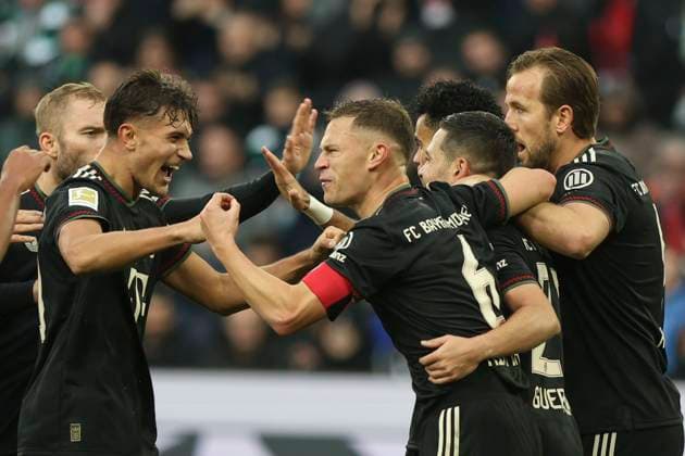 Mönchengladbach, Deutschland, 25.10.25: Raphael Guerreiro (FC Bayern München) Torjubel, jubelt mit seiner Mannschaft nach dem Treffer zum 0:2 waehrend des Spiels der Bundesliga zwischen Borussia Mönchengladbach vs FC Bayern München im Stadion im Borussia Park Mönchengladbach Stadion im Borussia Park North Rhine-Westphalia Germany Copyright: xBrauer-Fotoagenturx xAdrianxSchlx