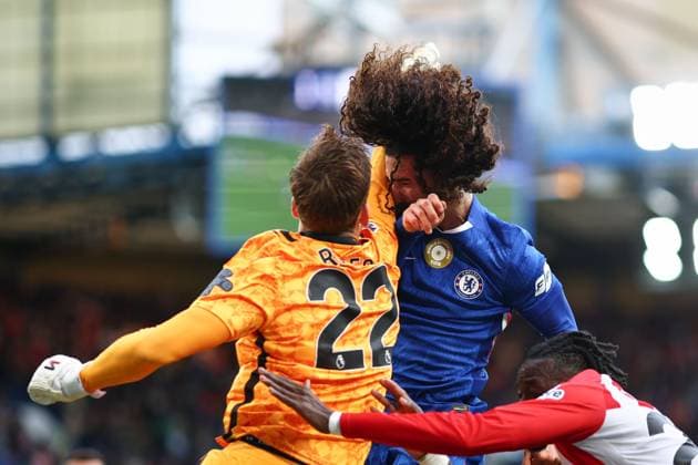 Robin Roefs of Sunderland punches clear and catches Marc Cucurella of Chelsea in the face with an elbow Chelsea v Sunderland, Premier League, Football, Stamford Bridge, London, UK - 25 Oct 2025London Stamford Bridge United Kingdom EDITORIAL USE ONLY No use with unauthorised audio, video, data, fixture lists, club league logos or live services. Online in-match use limited to 120 images, no video emulation. No use in betting, games or single club league player publications. Copyright: xSimonxDael Shutterstockx 15593312z