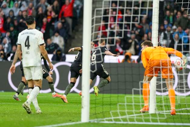 Mönchengladbach, Deutschland, 25.10.25: Joshua Kimmich (FC Bayern München) Torjubel, jubelt nach seinem Treffer zum 0:1 waehrend des Spiels der Bundesliga zwischen Borussia Mönchengladbach vs FC Bayern München im Stadion im Borussia Park Mönchengladbach Stadion im Borussia Park North Rhine-Westphalia Germany Copyright: xBrauer-Fotoagenturx xAdrianxSchlx