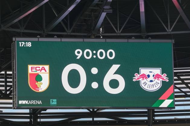Endstand auf der Anzeigetafel 0:6, FC Augsburg vs. RB Leipzig, Fussball, 1. Bundesliga, 8. Spieltag, 25.10.2025 DFB regulations prohibit any use of photographs as image sequences and or quasi-video Augsburg Bayern Deutschland