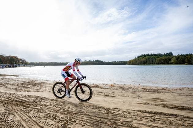 Dutch Leonie Bentveld pictured in action during the elite women s race of the Exact Cross, stage 3 (out of 7) in the Exact Cross cyclocross competition, in Heerde, on Saturday 25 October 2025. DAVIDxPINTENS  x137916057x
