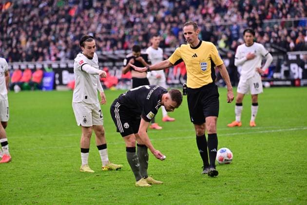 25.10.2025; Moenchengladbach; Fussball, Herren, Saison 2025 2026, Borussia Moenchengladbach vs. Bayern Muenchen Ein Gegenstand ist aus der Fankurve in den Strafraum geflogen. Joshua Kimmich (Bayern, li.) hebt ihn auf DFL regulations prohibit any use of photographs as image sequences and or quasi-video. Borussia-Park NRW Deutschland