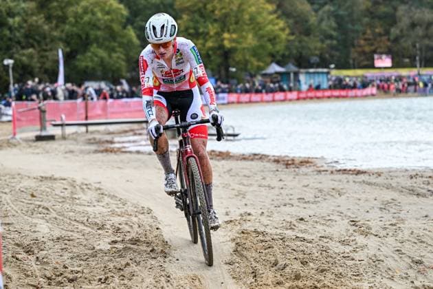 Dutch Leonie Bentveld pictured in action during the elite women s race of the Exact Cross, stage 3 (out of 7) in the Exact Cross cyclocross competition, in Heerde, on Saturday 25 October 2025. DAVIDxPINTENS  x137916180x