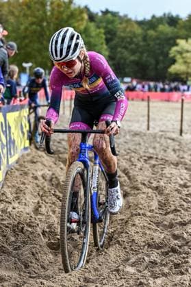 Belgian Laura Verdonschot pictured in action during the elite women s race of the Exact Cross, stage 3 (out of 7) in the Exact Cross cyclocross competition, in Heerde, on Saturday 25 October 2025. DAVIDxPINTENS  x137916211x