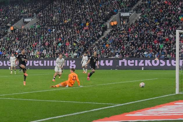 Raphael Guerreiro (Muenchen 22) erzielt das Tor zum 0:2 25.10.2025 Fussball Borussia Moenchengladbach vs FC Bayern Muenchen , Borussia-Park, Moenchengladbach, DFB DFL REGULATIONS PROHIBIT ANY USE OF PHOTOGRAPHS AS IMAGE SEQUENCES AND OR QUASI-VIDEO