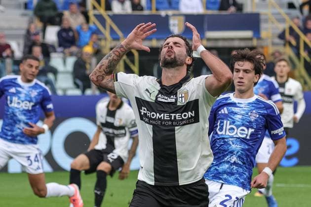 October 25, 2025, Parma, Italy: Parma™s Patrick Cutrone is disappointed after a missed opportunity during the italian soccer Serie A match between Parma Calcio vs Como 1907 on october 25, 2025 at the Stadio Ennio Tardini in Parma, Italy. ANSA Serie A; Parma Vs Como  - ZUMAa110 20251025_zaf_a110_046 Copyright: xLorenzoxCattanix