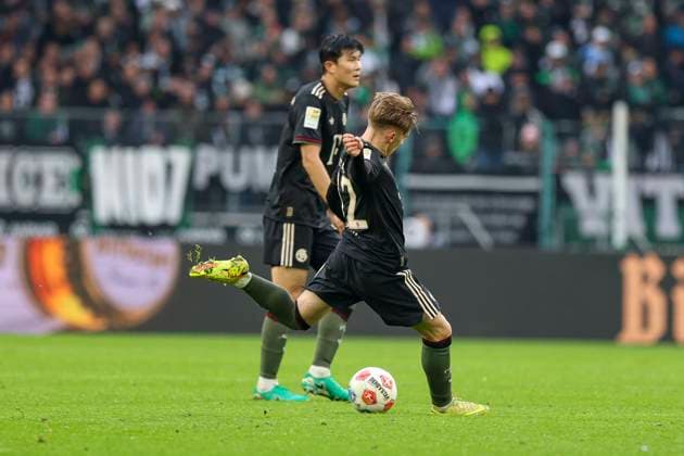Mönchengladbach, Deutschland, 25.10.25: Lennart Karl (FC Bayern München) erzielt das Tor zum 0:3 waehrend des Spiels der Bundesliga zwischen Borussia Mönchengladbach vs FC Bayern München im Stadion im Borussia Park Mönchengladbach Stadion im Borussia Park North Rhine-Westphalia Germany Copyright: xBrauer-Fotoagenturx xAdrianxSchlx