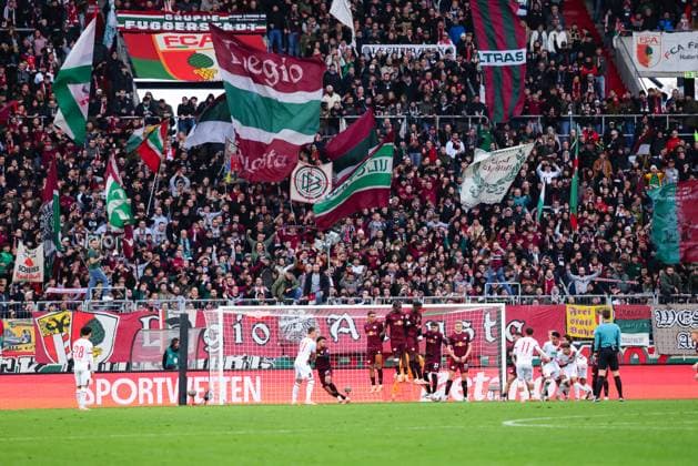 Team (RB Leipzig) verteidigt das 0 : 6 beim Spiel zwischen FC Augsburg v RB Leipzig, Fußball, Herren, Bundesliga, 2025 2026, 8.Spieltag am 25.10.2025 in Augsburg, WWK-Arena. DFL and DFB regulations prohibit any use of photographs as image sequences and or quasi-video. Bayern Deutschland