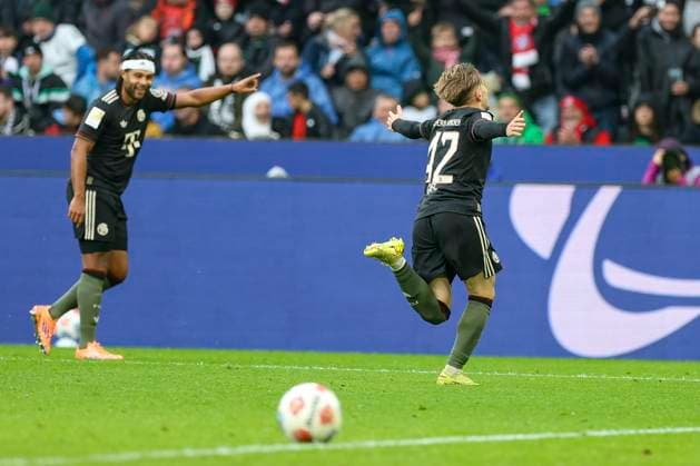 Mönchengladbach, Deutschland, 25.10.25: Lennart Karl (FC Bayern München) Torjubel, jubelt nach seinem Treffer zum 0:3 waehrend des Spiels der Bundesliga zwischen Borussia Mönchengladbach vs FC Bayern München im Stadion im Borussia Park Mönchengladbach Stadion im Borussia Park North Rhine-Westphalia Germany Copyright: xBrauer-Fotoagenturx xAdrianxSchlx